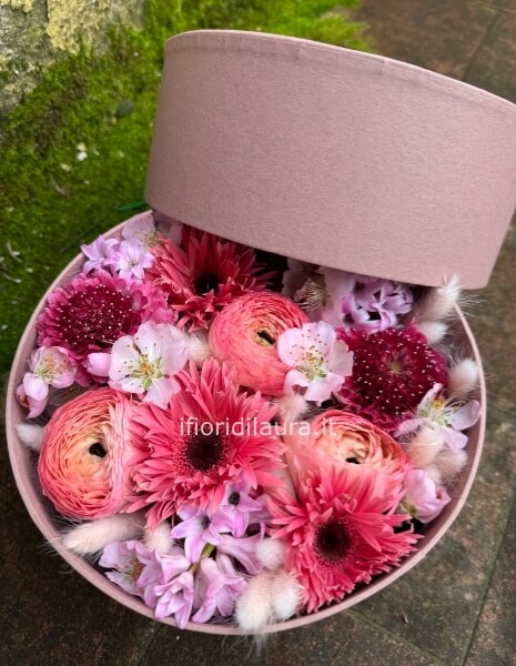 Scatola tonda con fiori dentro