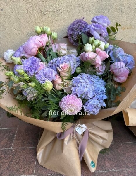 Mazzo misto di fiori di stagione Lilla & Bianco