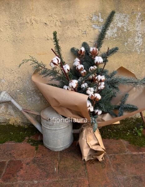 Mazzo di verdi natalizi e fiori di cotone