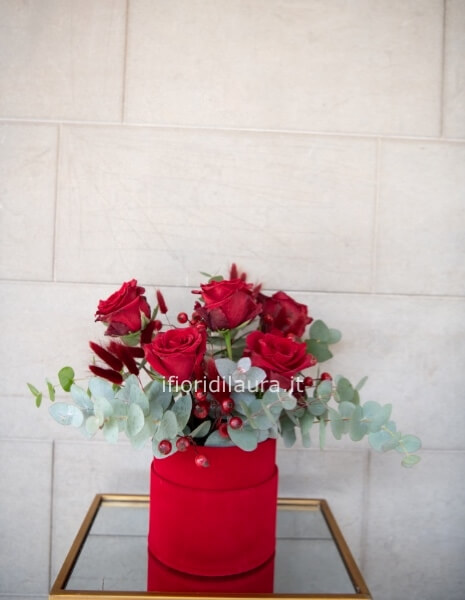 Scatola in velluto con rose rosse e fiori secchi