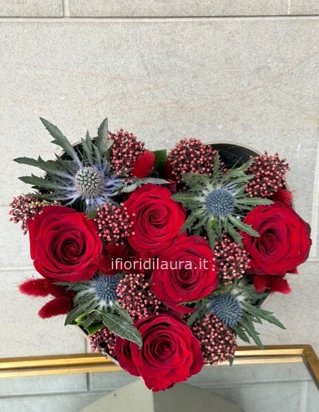 Romantica composizione in scatola a forma di cuore