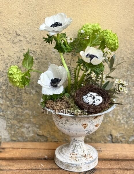 Centrotavola Floreale Pasquale con Base in Ferro